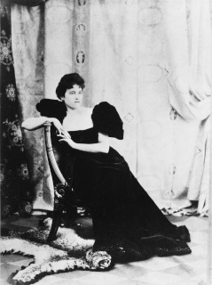 Anonyme-Misia Natanson en robe noire