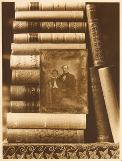 Emile Zola-La bibliothèque avec un portrait d'Emile Zola enfant avec son père