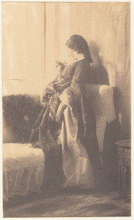 Henry Sauvaire-Portrait de jeune femme, de profil debout, et un éventail de plumes sur le divan