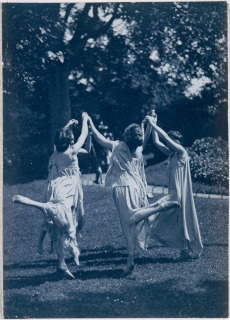 Frédéric Boissonnas-Quatre filles dansant dans un jardin