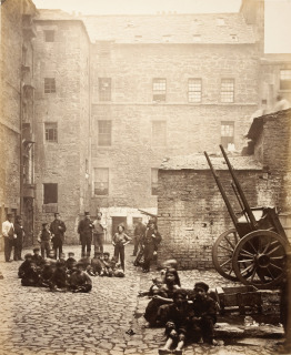 Glasgow, Close, N° 46 Saltmarket, planche du recueil Photographs of Streets, Closes, etc., taken by Thomas Annan in 1868-1871, Annan, Thomas